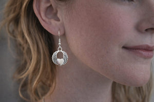 Örhängen med hjärta och änglavingar i silverfinish på person