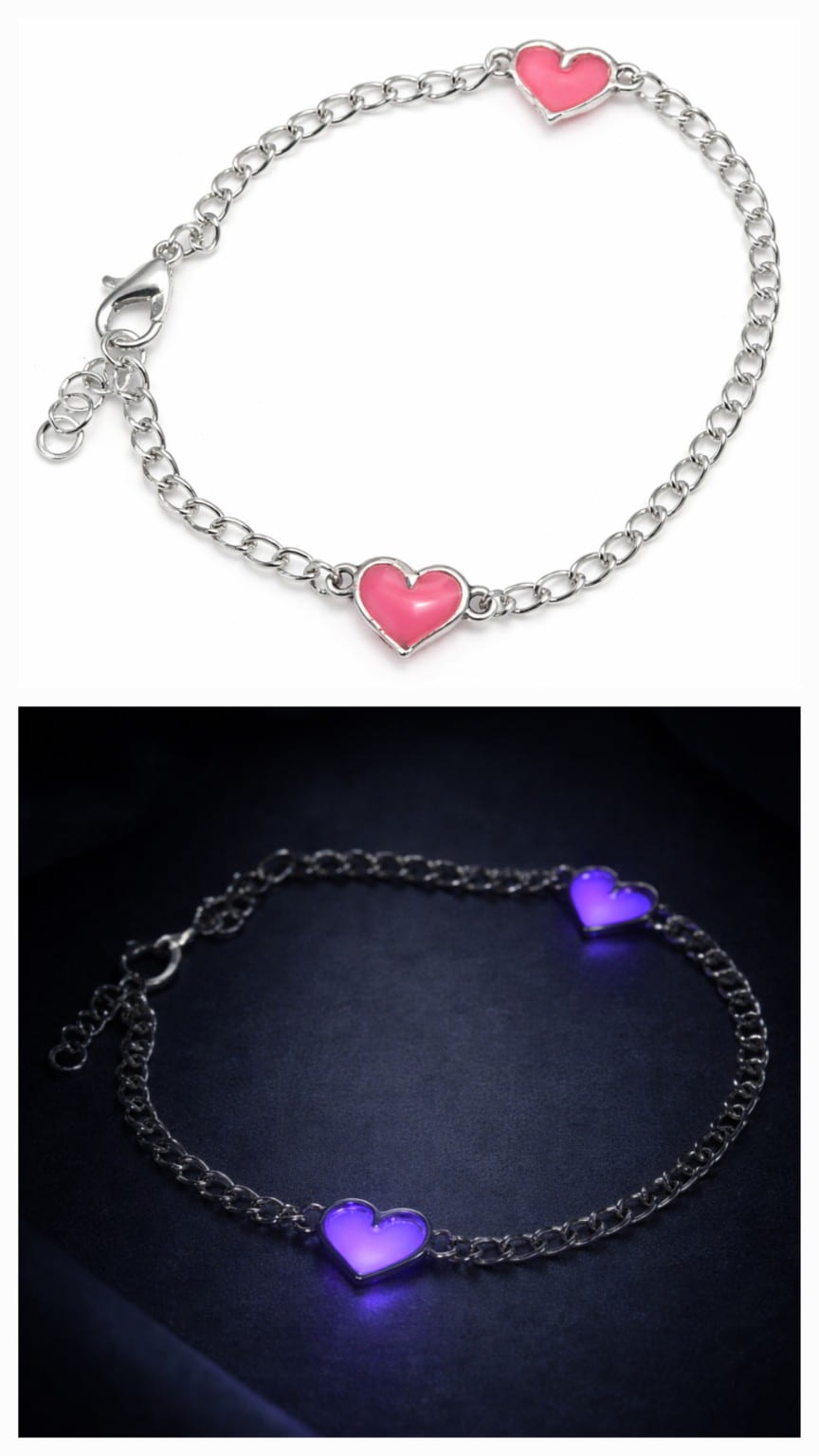 Armband med hjärtan i dagsljus och mörker jämförelse
