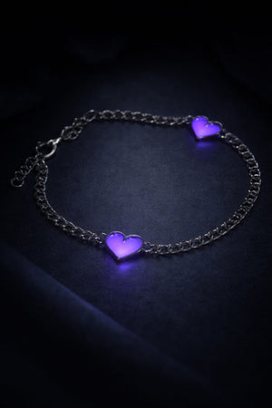 Armband med hjärtan som lyser lila i mörker