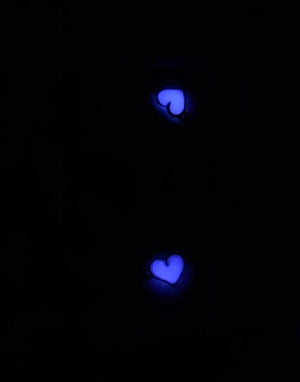 Armband med hjärtan som lyser lila i mörker