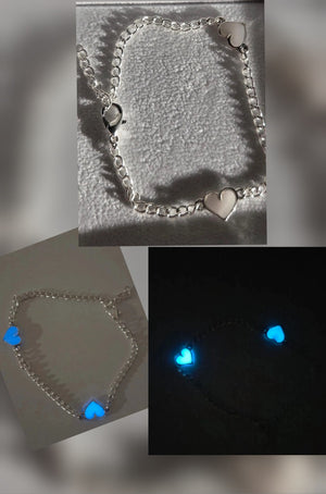 Armband med hjärtan i dagsljus och blått sken i mörker jämförelse