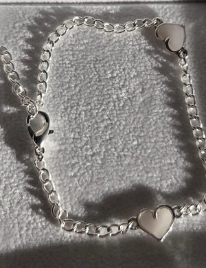 Armband med vita hjärtan i dagsljus