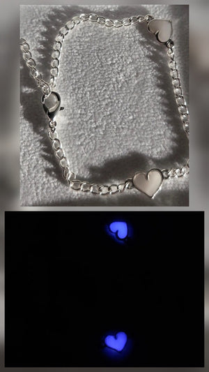 Armband med hjärtan i dagsljus och lila sken i mörker