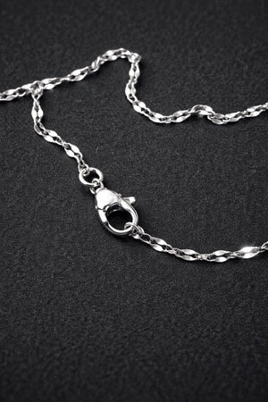 Detaljbild av elegant kedja i rostfritt stål med karbinlås
