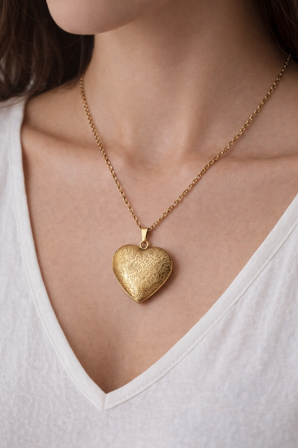 Guld hjärtmedaljong halsband på modell 45 cm kedja