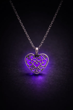 Handgjort självlysande hjärthalsband i rostfritt stål lyser lila i mörker