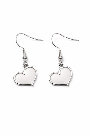 Hjärtörhängen i rostfritt stål på vit bakgrund i dagsljus