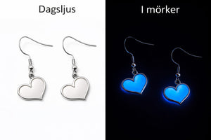 Hjärtörhängen i dagsljus jämfört med blått sken i mörker