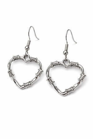 Hjärtörhängen i vintage-stil med öronkrokar i rostfritt stål på vit bakgrund