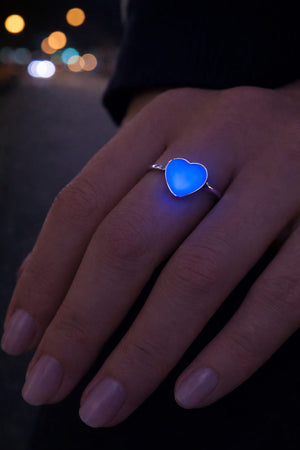 Justerbar hjärtring i rostfritt stål som lyser blått i mörker på hand