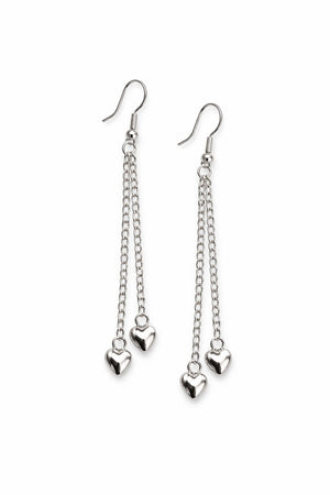 Långa kedjeörhängen i rostfritt stål med små hjärtan i silverton på vit bakgrund