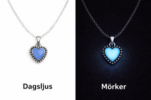 Blått hjärthalsband i dagsljus jämfört med blått sken i mörkret