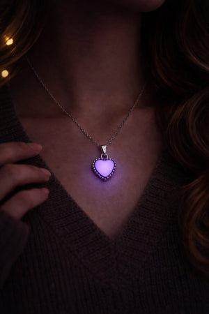 Halsband med klassiskt hjärta som lyser i mörker på person