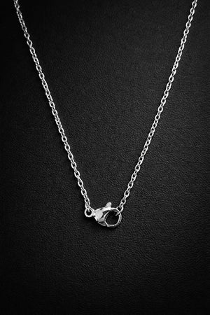 Detaljbild av klassisk ankarkedja i rostfritt stål med karbinlås