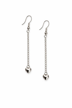 Korta kedjeörhängen med små hjärtan i rostfritt stål på vit bakgrund