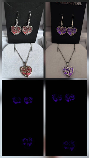 Jämförelsebild smyckesset Livets träd hjärta rosa i dagsljus och lila sken i mörker