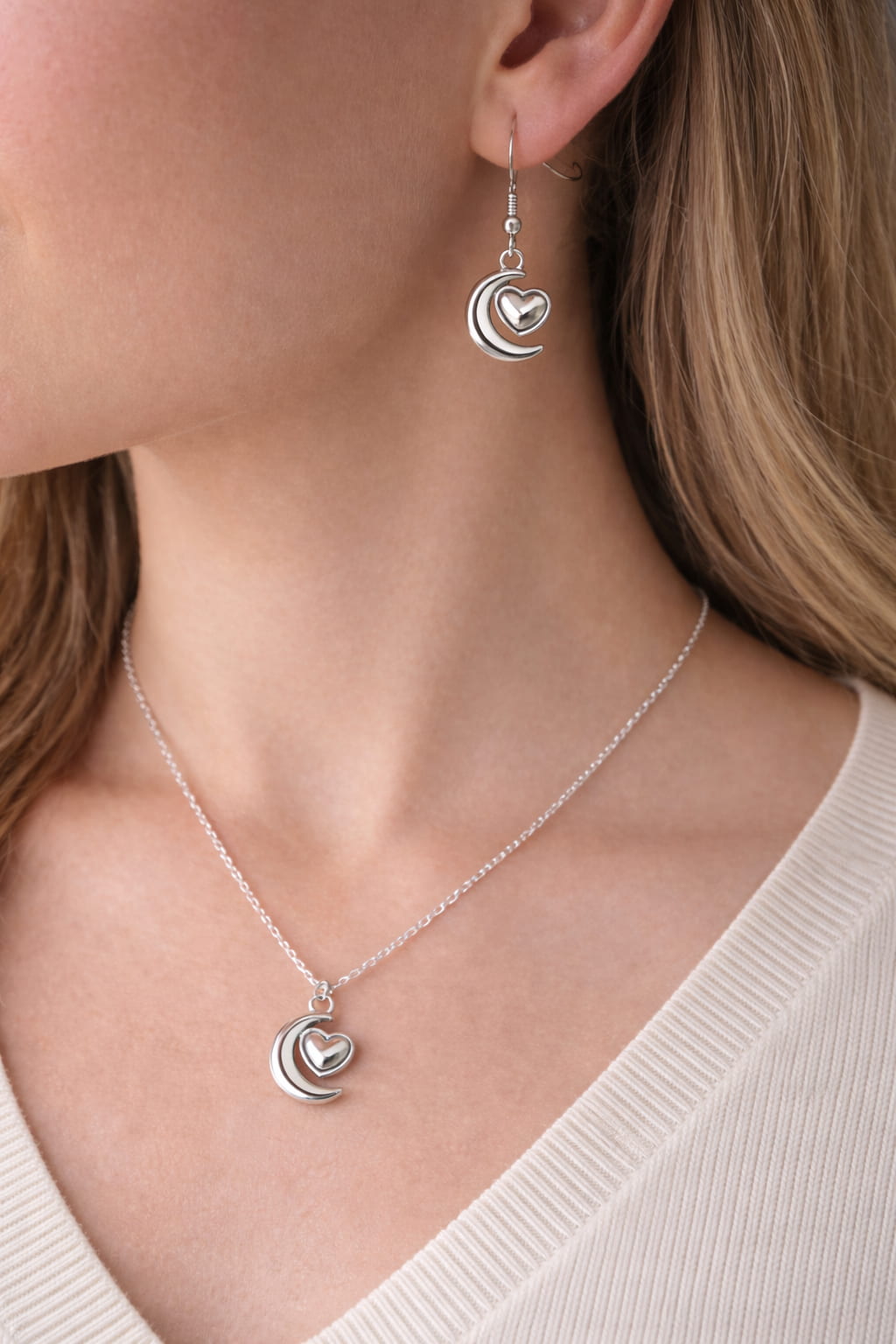 mane och hjarta halsband pa person silver smycke