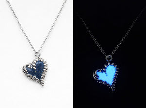 Hjärthalsband Midnight Magic i dagsljus och blått sken i mörker