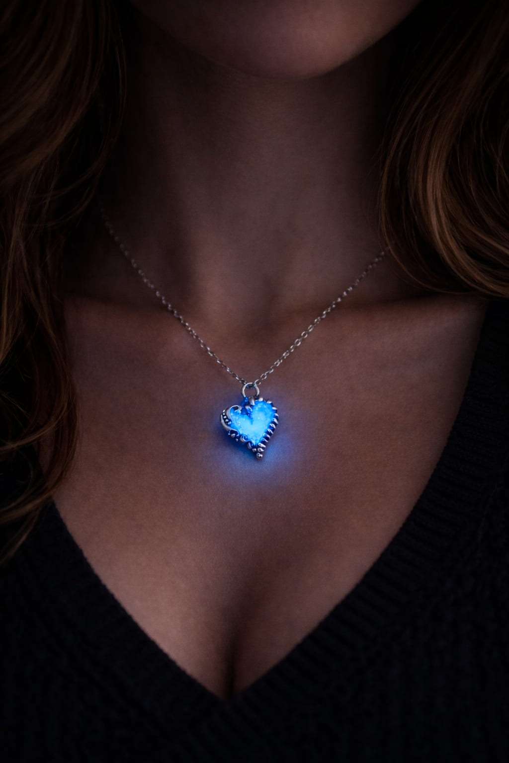 Midnight Magic hjärthalsband som lyser blått i mörker på person