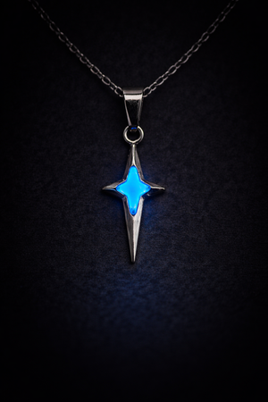 Nordstjärna halsband som lyser blått i mörker