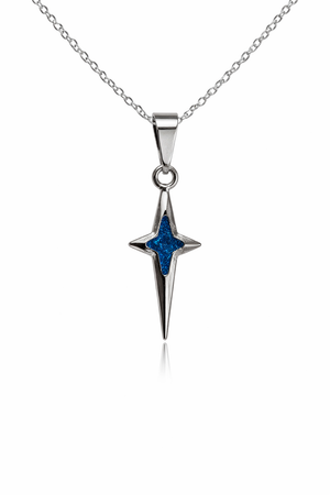 Nordstjärna halsband i dagsljus med mörkblå mitt från Tidssmycken