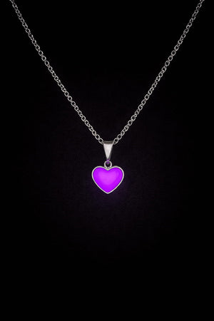 Rosa hjärthalsband som lyser lila i mörker