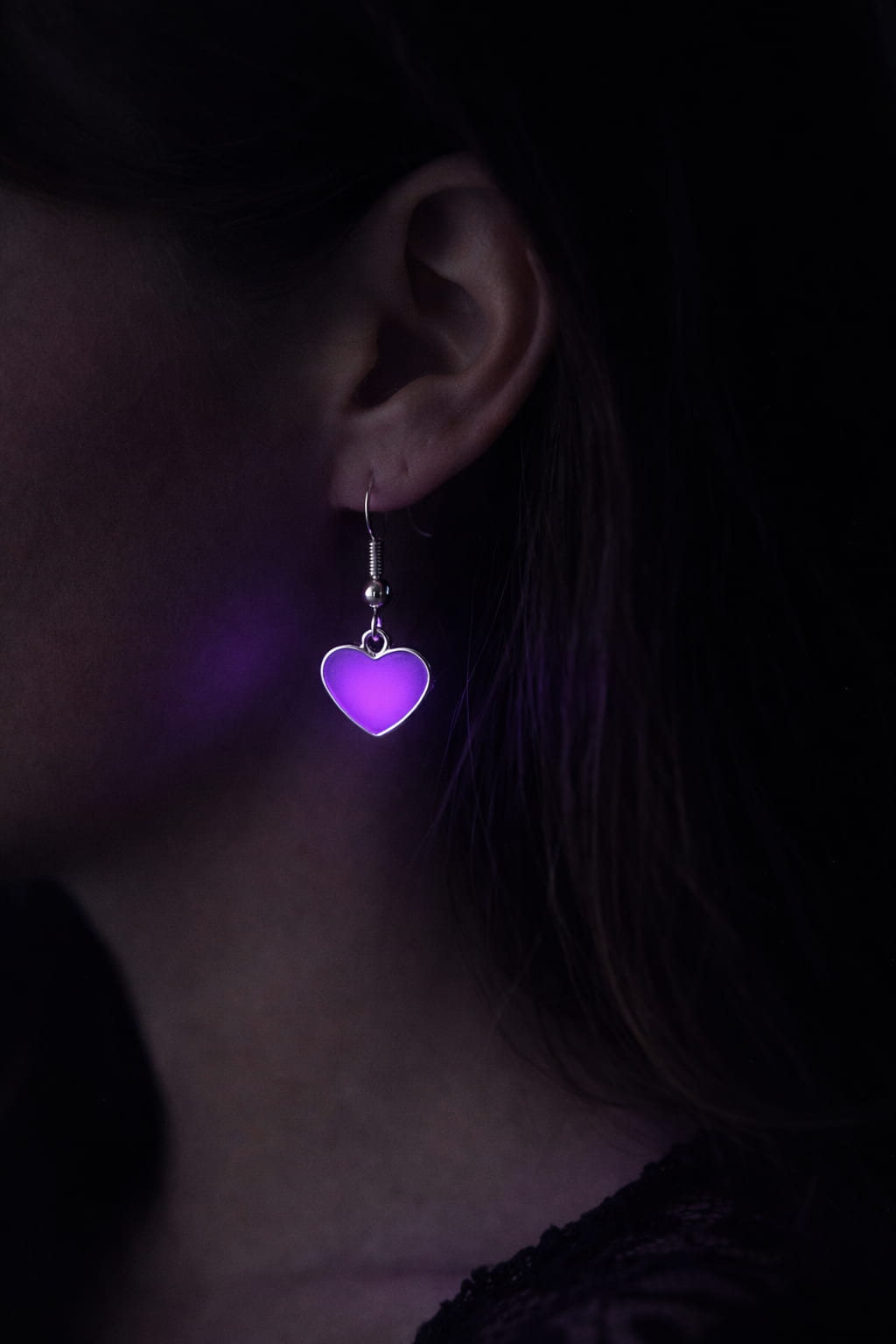 rosa hjartorhangen pa person