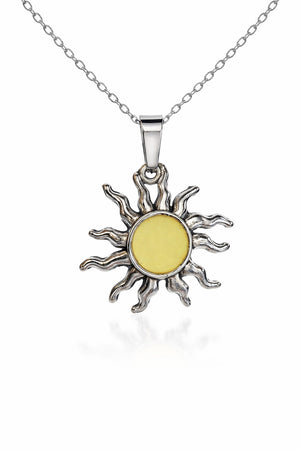 Silverfärgat solhalsband i dagsljus från Tidssmycken