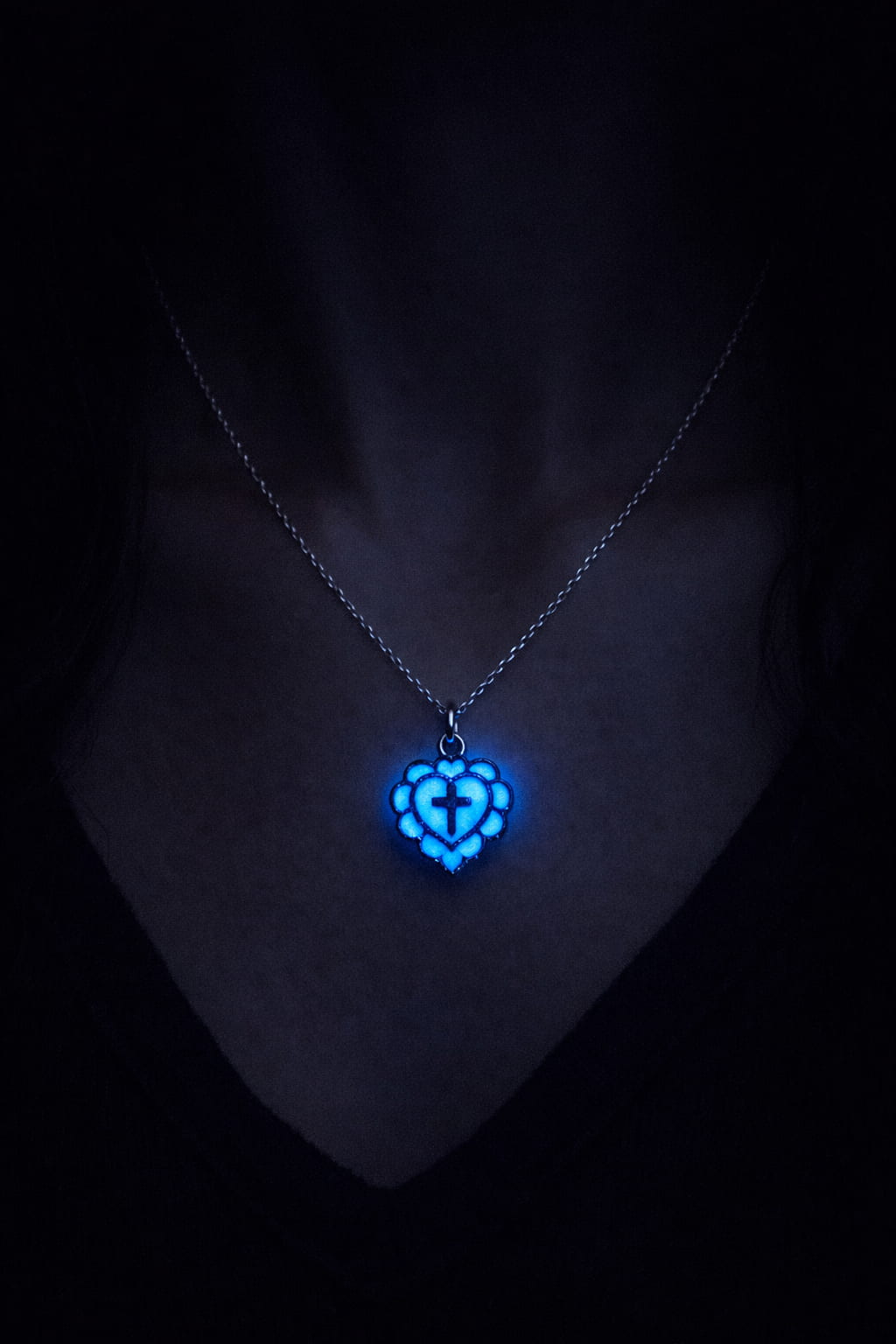 Självlysande korshalsband buren på person