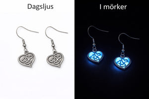 Små självlysande hjärtörhängen i dagsljus jämfört med blått sken i mörker