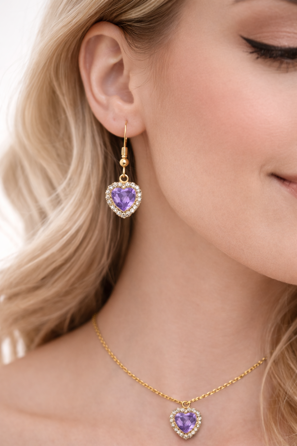 Smyckesset med lila kristallhjärta på modell – halsband och örhängen