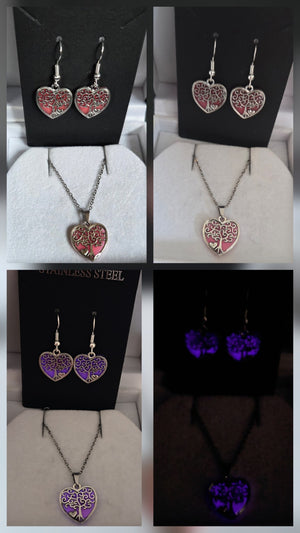 Smyckesset Livets träd hjärta med halsband och örhängen rosa i dagsljus och lila sken i mörker