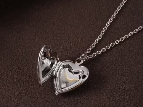 Hjärtformad Medaljong Öppningsbart Locket Graverad Dekor Silverton