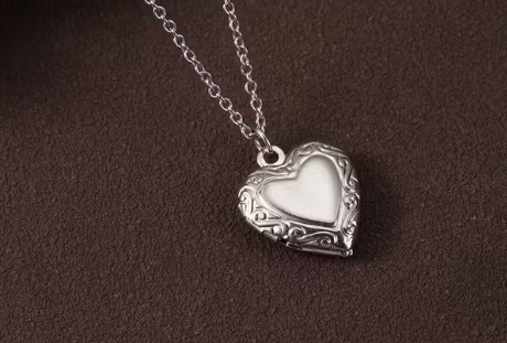 Hjärtformad Medaljong Öppningsbart Locket Graverad Dekor Silverton