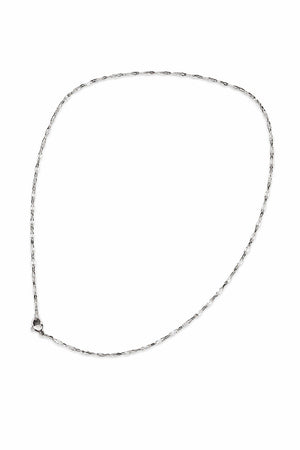 Elegant kedja i rostfritt stål 45 cm utan förlängningskedja. Vit bakgrund.