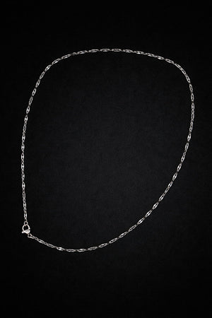 Elegant kedja i rostfritt stål 45 cm utan förlängningskedja. Mörk bakgrund.