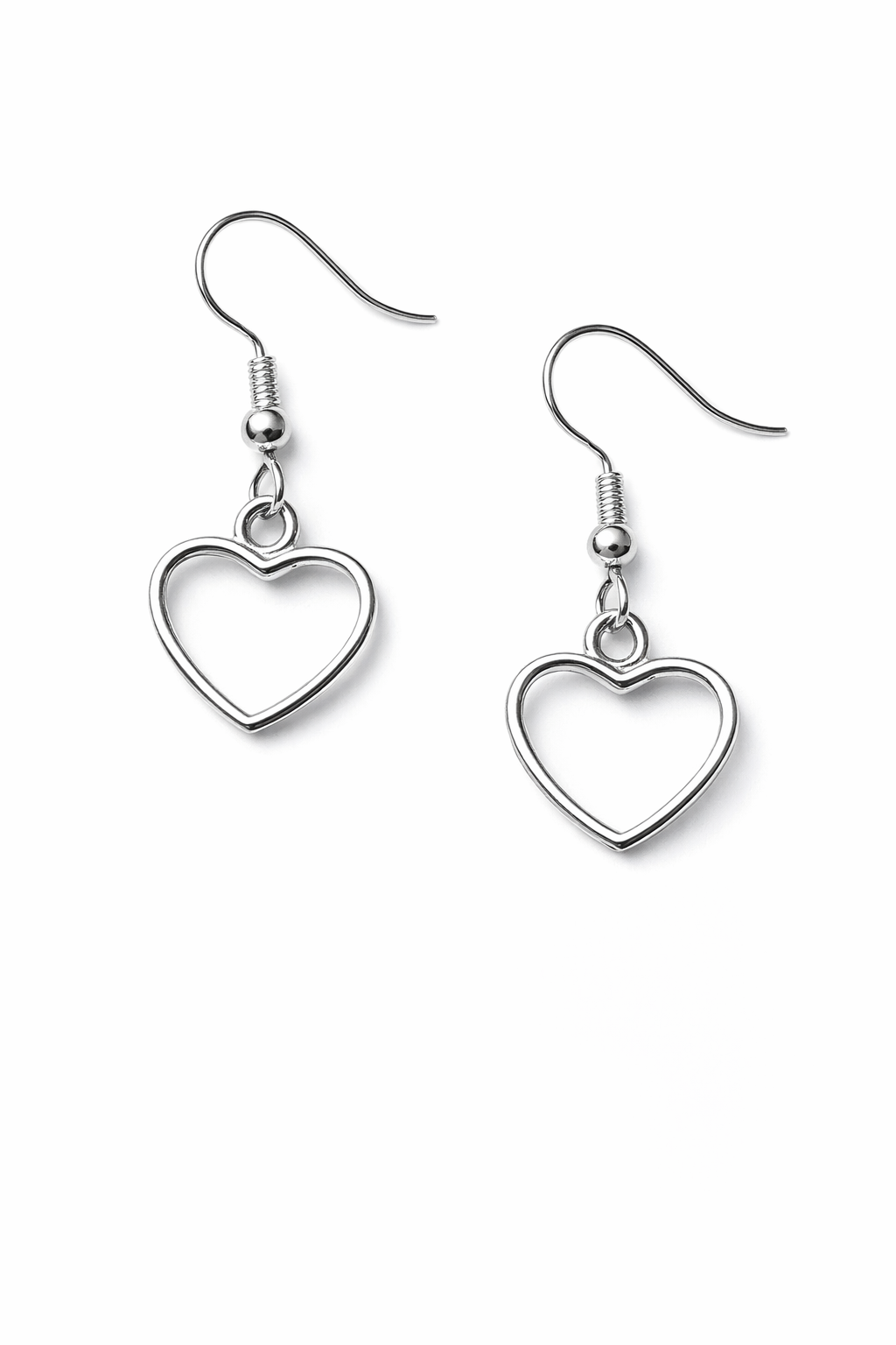 Hjärtörhängen enkelt hjärta i silverfärg med nickelfria krokar