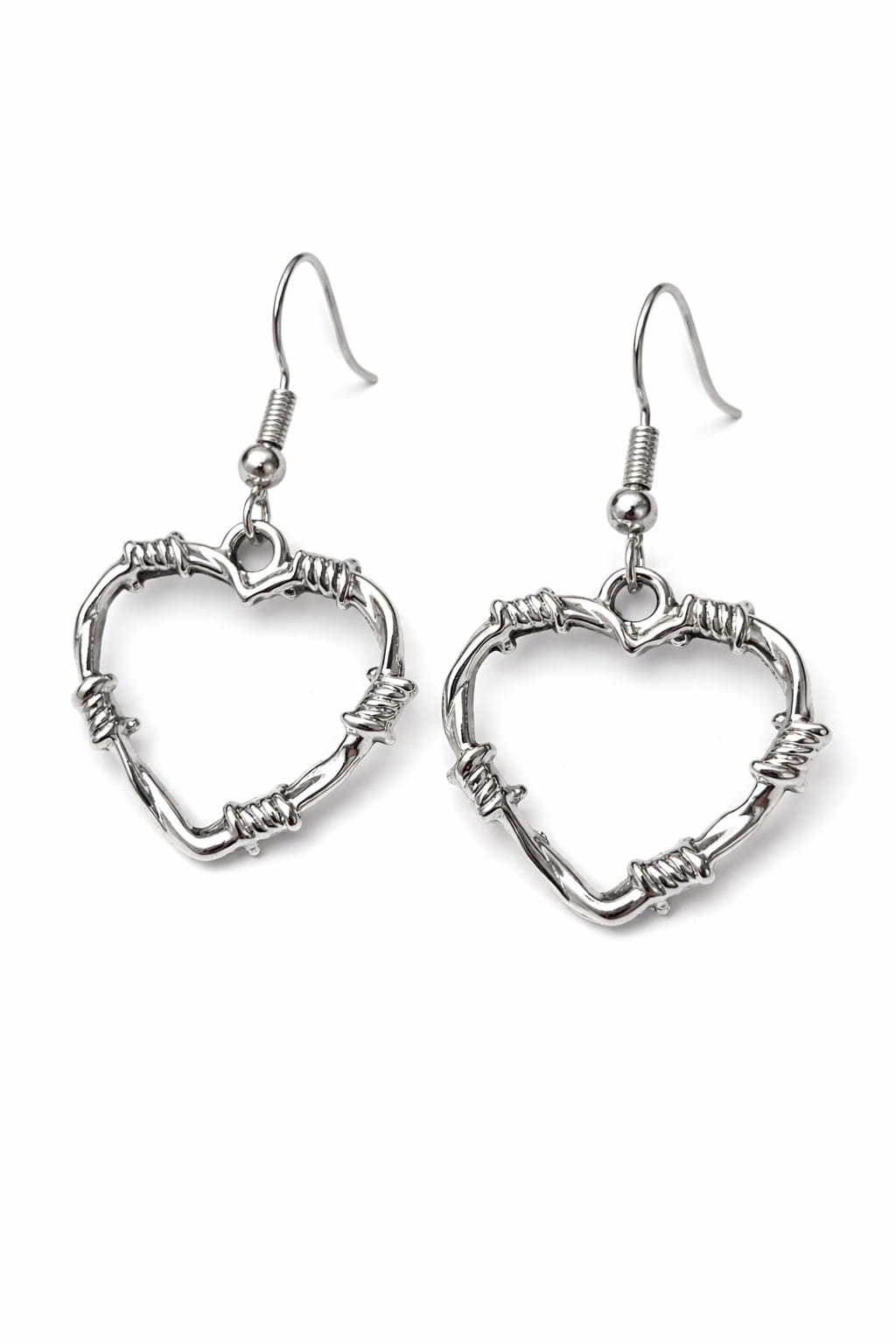 Hjärtörhängen i vintage-stil med öronkrokar i rostfritt stål på vit bakgrund