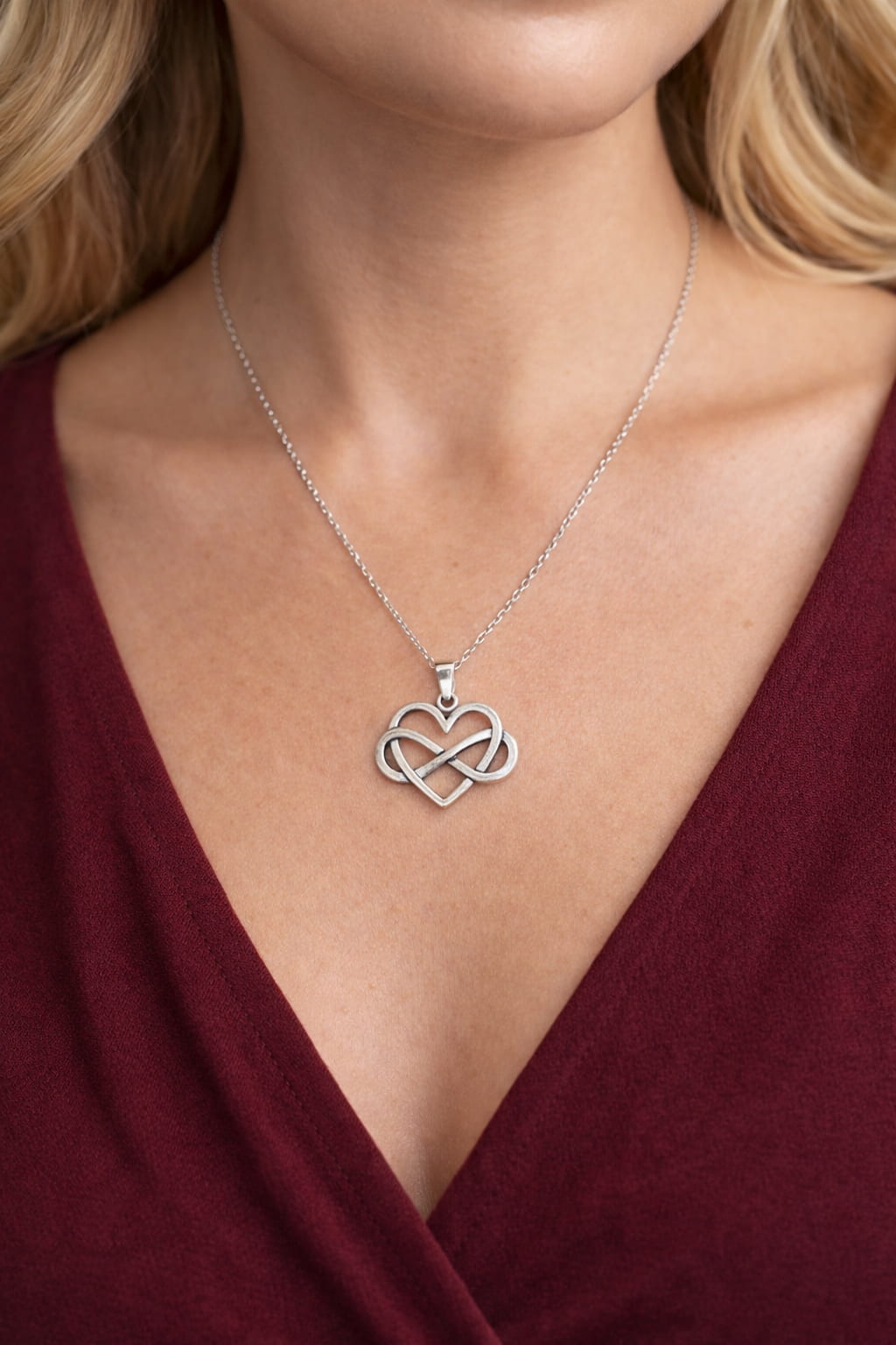 Infinity heart halsband på modell med kedja i rostfritt stål