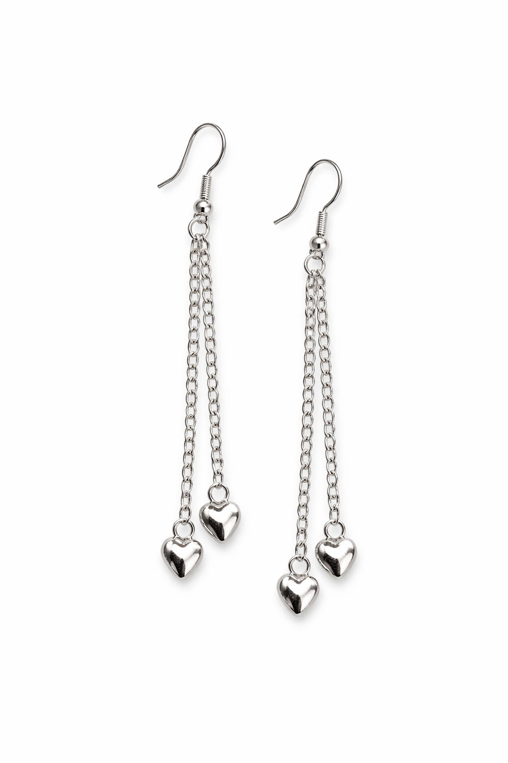 Långa kedjeörhängen i rostfritt stål med små hjärtan i silverton på vit bakgrund