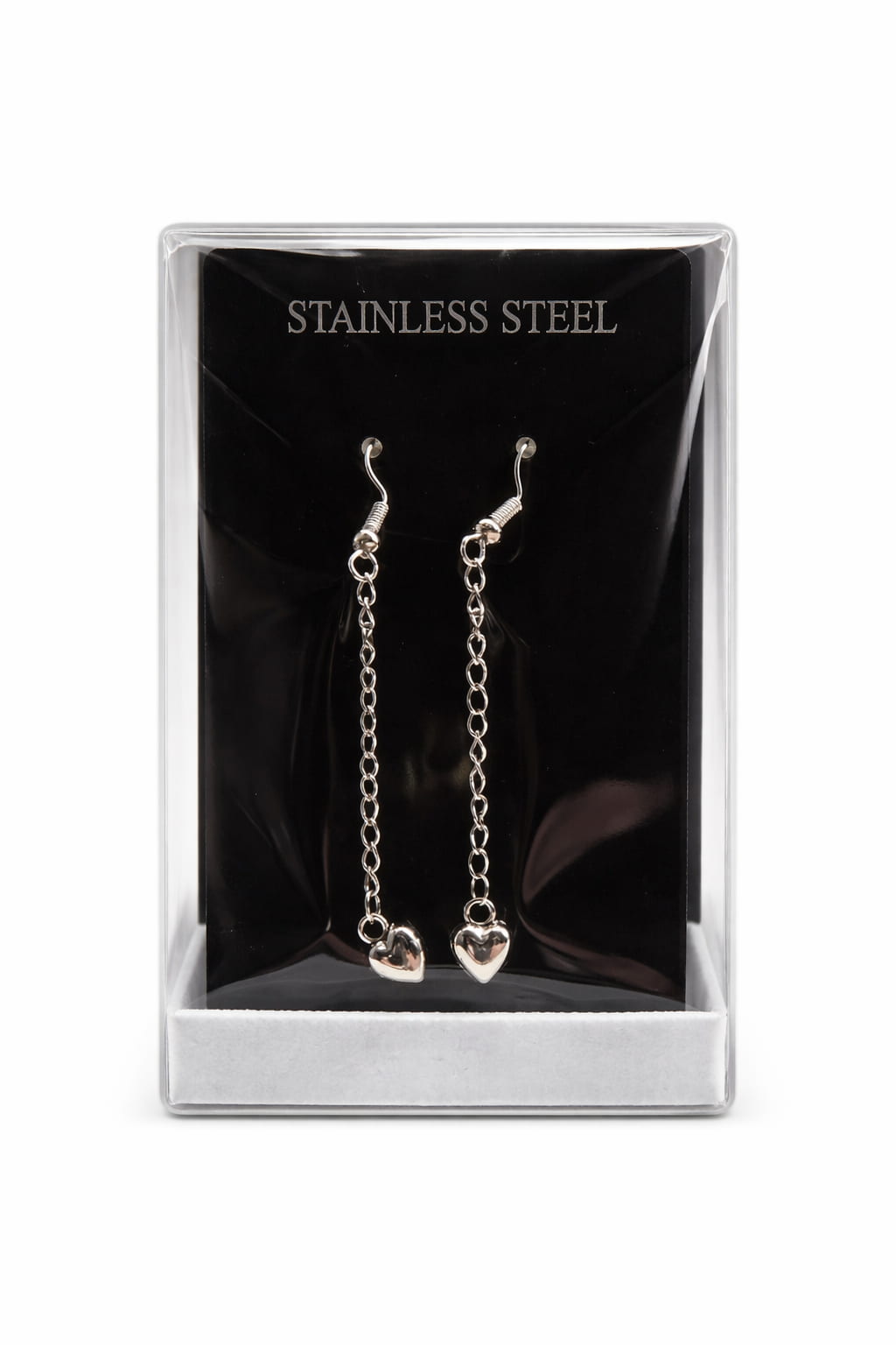 Korta kedjeörhängen med små hjärtan i rostfritt stål på vit bakgrund