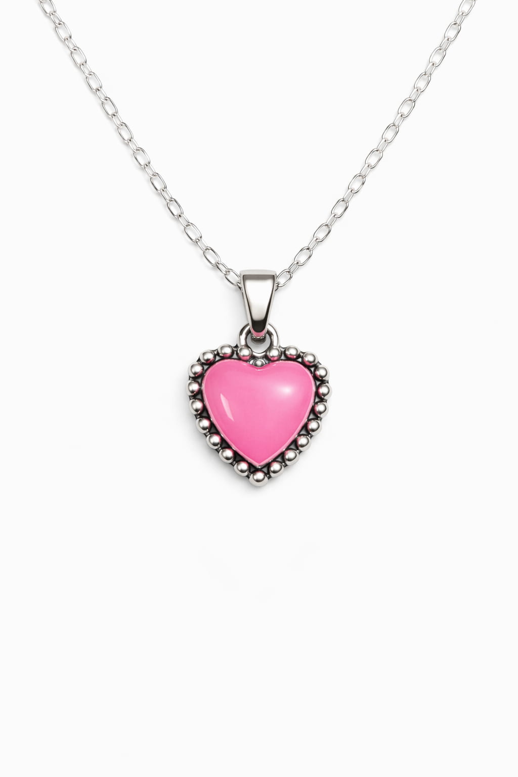 Halsband med klassiskt hjärta i dagsljus på vit bakgrund