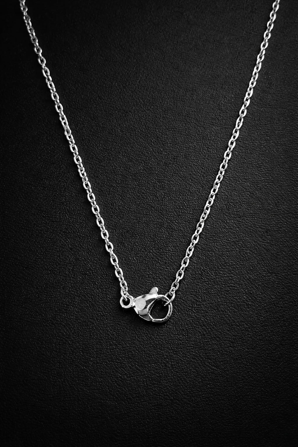 Detaljbild av klassisk ankarkedja i rostfritt stål med karbinlås