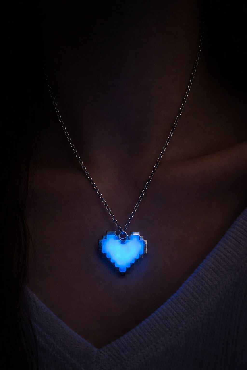 Pixelhjärta halsband på person i mörker, blå – storlek och passform 45 cm kedja