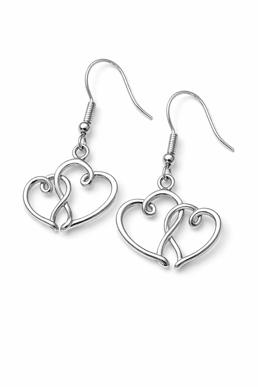 Sammanflätade hjärtörhängen i silverfärg med nickelfria krokar