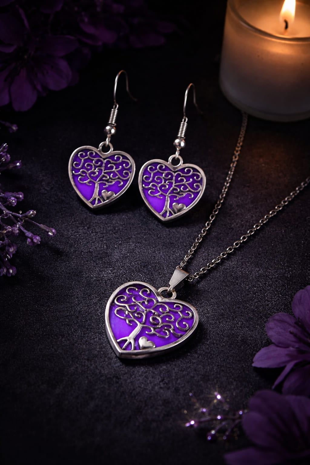 Smyckesset Livets träd hjärta med lila sken i mörker